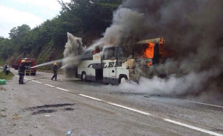 ZJARR NË SARANDË/ Përfshihet nga flakët autobusi i linjës së Konispolit, dyshohet se…