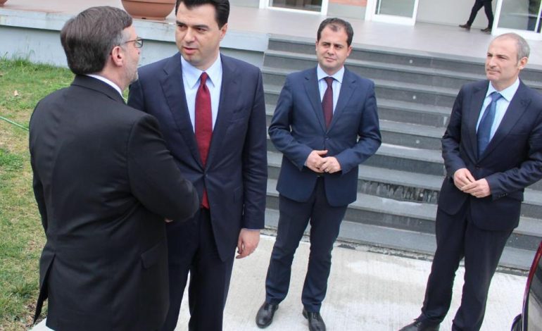 VIZITA E PALMER/ Çfarë ia “ngriu buzëqeshjen në buzë” opozitës!