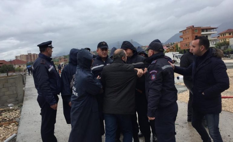 FOTOLAJM/ Aldo Bumçi sherr me policinë te Bregu i Lumi, Klevis BALLIU bën sehir
