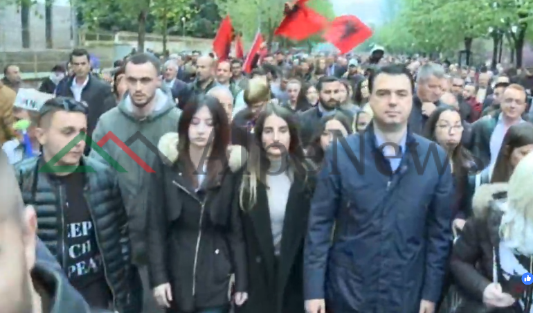 TË REJAT NGA PROTESTA/ Militanti “rrënqeth” turmën: Po vjen kryeministri Lulzim Basha