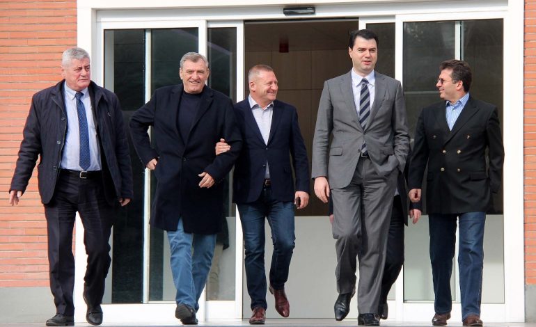PARA PROTESTËS/ Ambasadori i BE, takim me aleatët e Bashës