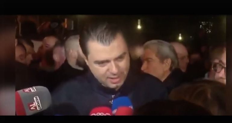 PIKANTE/ Shihni si reagon Basha dhe Berisha pasi hidhet gaz lotsjellës nga policia