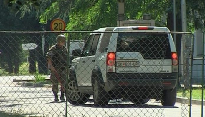 TENTOI TË HYJË ME DHUNË/ Ushtari i bazës ushtarake në Maqedoninë e Veriut plagos “të fortin”