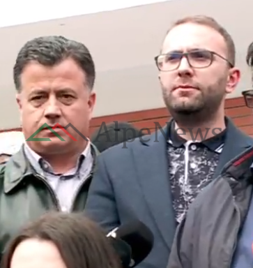 BASHA NË BERLIN/ Gazmend Bardhi me këmishë me lule nuk “lëshon” telefonin