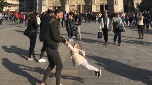 DJEGIA E KATEDRALES “NOTRE DAME”/ Bota po kërkon babain dhe vajzën që dje po loznin para saj