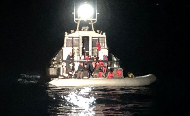 GOMONIA MES DALLGËVE/ “BUTRINTI” shpëton 50 emigrantë në detin Egje (FOTO+VIDEO)