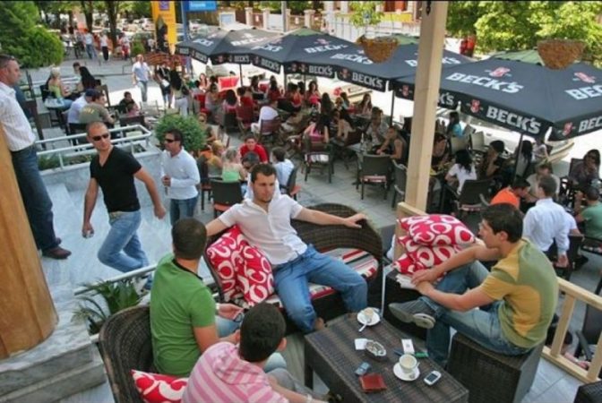 SONDAZHI/ Të rinjtë shqiptarë “vrasin” kohën kafeneve dhe online
