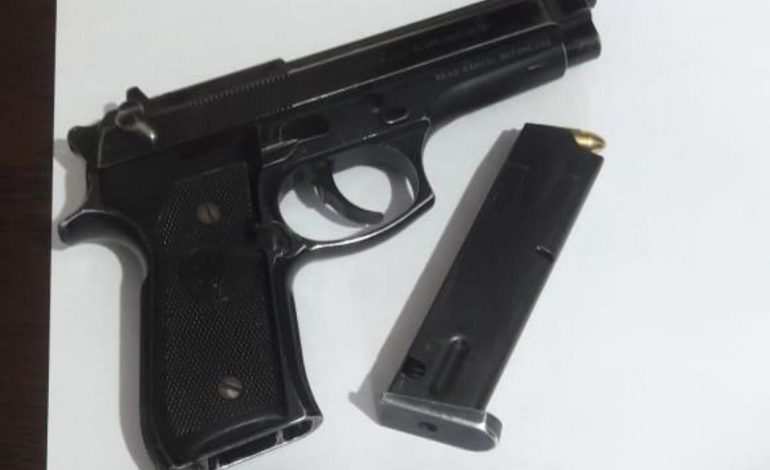 ME ARREST SHTËPIE DHE ARMË PA LEJE/ 48-vjeçari bie në pranga pasi “spiunohet” nga fqinjët