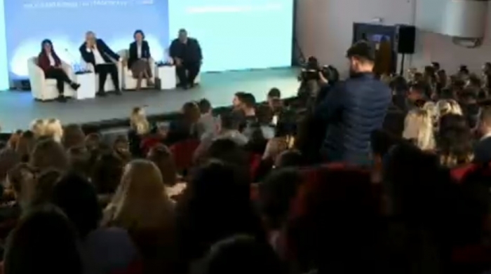 “TË DIELËN NË DASËM DHE TË HËNËN NË PUNË”/ Studenti uron në mbledhje ministren: Llokume nuk morëm, por po presim