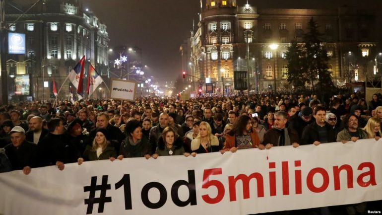 LËKUNDET PUSHTETI I VUÇIÇ/ Protesta masive priten edhe në Serbi