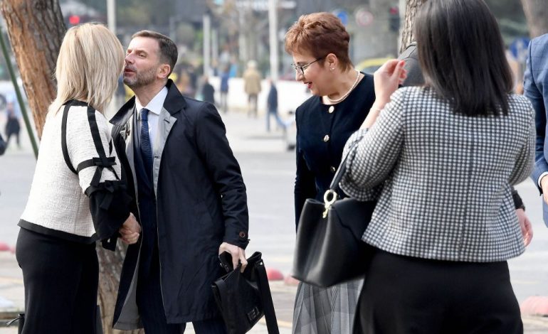 ÇFARË NUK U PA NGA KUVENDI/ Puthje midis deputetëve, të qeshurat e policëve dhe… (FOTOT)