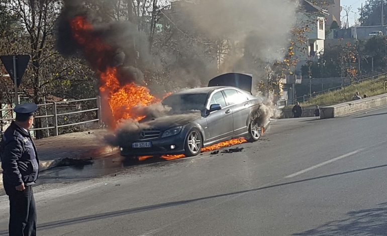 NDODH NË ELBASAN/ Përfshihet nga flakët një automjet pranë Universitetit