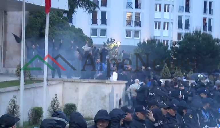 TË REJAT NGA PROTESTA/ Pas fjalës së Bashës, çahet KORDONI i policisë