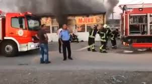 NDODH NË ELBASAN/ Zjarr masiv pranë një marketi, në rrezik banesat