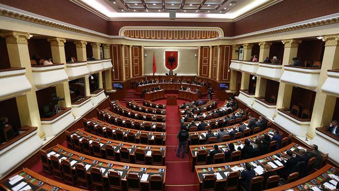“NJË ALTERNATIVË E RE NË HORIZONT”/ DW: Çfarë synon opozita e re në Shqipëri?