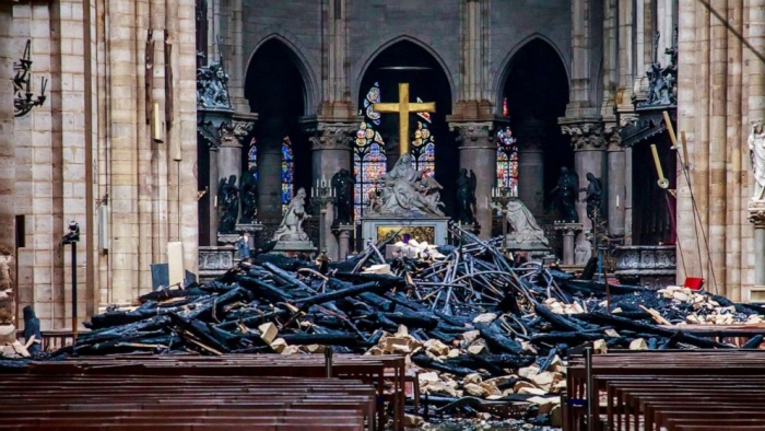 ZJARRI NË NOTRE DAME/ Macron: Katedralja e re do jetë më e bukur, ja sa vite duhen për ta ndërtuar