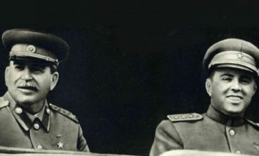 PUBLIKOHET FOTO E RRALLË/ Enver Hoxha në krah të Stalinit në Moskë