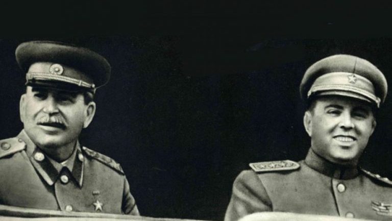 PUBLIKOHET FOTO E RRALLË/ Enver Hoxha në krah të Stalinit në Moskë