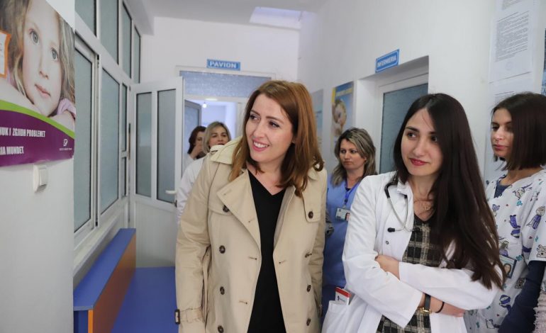 PAS SHUMË VITESH/ Në spitalin e Kuçovës vjen në jetë një fëmijë, Manastirliu: Jam shumë e kënaqur që…