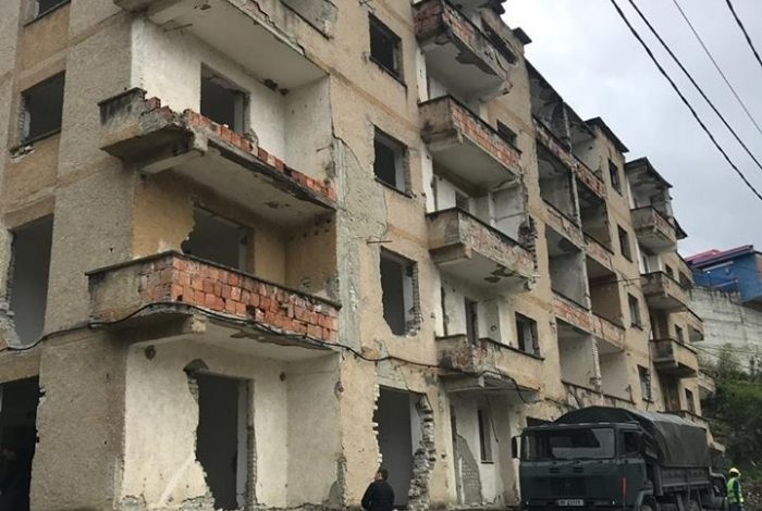 30 KILOGRAMË EKSPLOZIV/ IKMT hedh në erë pallatin 5 katësh