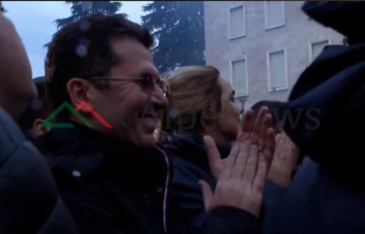 PIKANTE NGA PROTESTA/ Bashës i ikën zëri, Kryemadhi dhe Mediu shkrihen gazit
