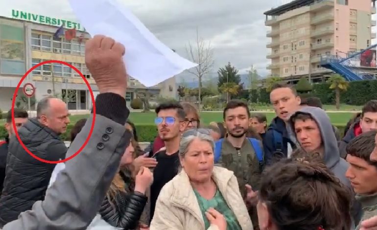 “SHFRYTËZON STUDENTË”/ Ish-deputeti i PD drejton protestën kundër shkollës së re në Kodër-Kamëz (FOTO)