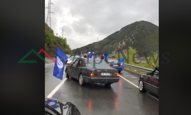 POSTOI VIDEON NGA RRUGA E KOMBIT/ Qytetari “fëlliq” Bashën: Parakalimi në vijë të plot…