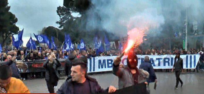 SULME ME BOJË, FLAKEDANË DHE KAPSOLLA/ Policia thirrje militantëve për protestë paqësore