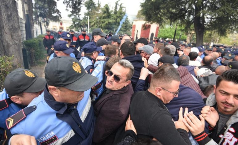 PROTESTA PARA KUVENDIT/ Plas DHUNA, opozita rreh të vetët