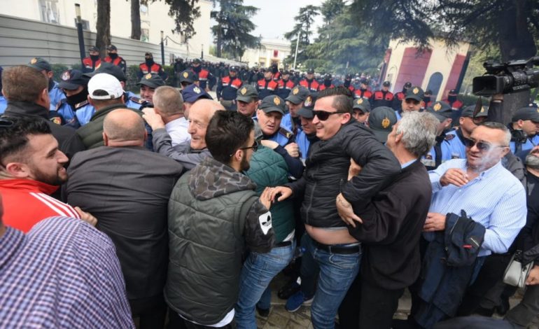 PROTESTA/ Gaz Bardhi “zhduket”. Me Bashën në Berlin, sekretari i përgjitshëm i PD humbet forcën