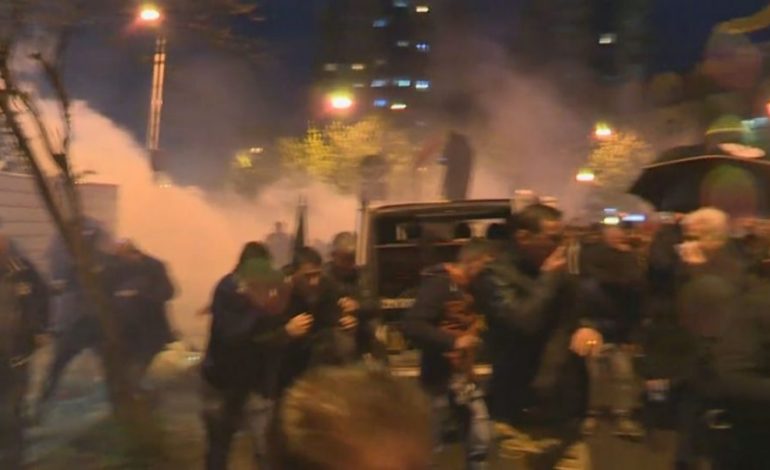 PROTESTA/ Tre policë dërgohen me urgjencë në spital, kanë djegie në fytyrë nga protestuesit