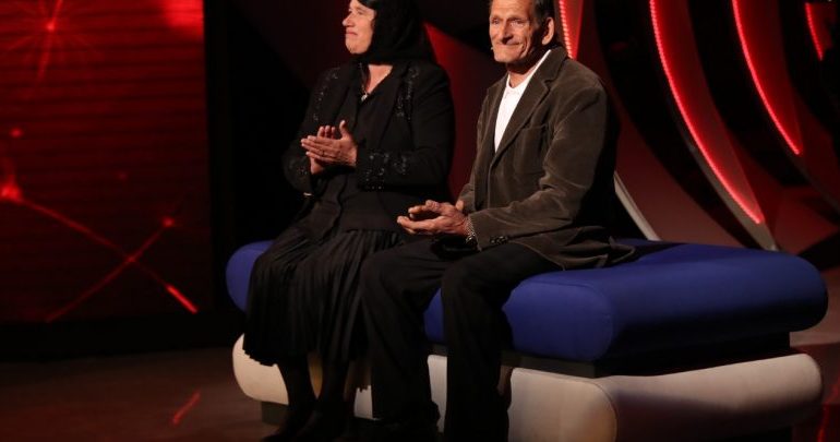 “I VRANË BABAIN DHE BRAKTISET NGA…”/ Mbesa surprizon gjyshërit që u kujdesën për të dhe vëllezërit e saj