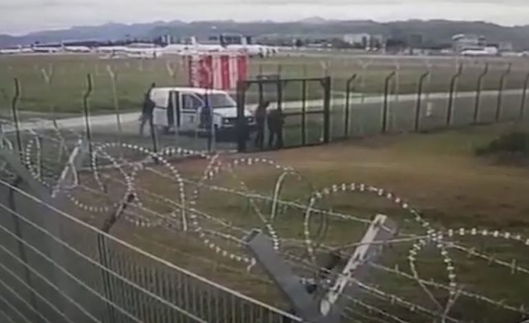 GRABITJA NË RINAS/ Policia merr kontrollin. Një oficer vendoset në sallën e…