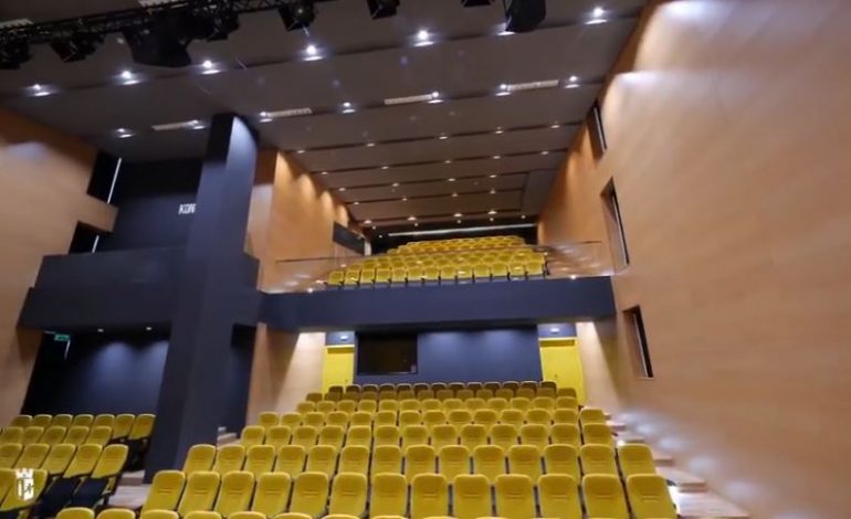 SALLA E KONCERTEVE “TONIN HARAPI”/ Rama publikon pamjet dhe u uron shqiptarëve mëngjes të mbarë (VIDEO)