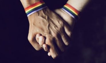 E PAZAKONTË/ Ky shtet po urdhëron vrasjen me gurë të homoseksualëve