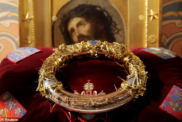 SHPËTOI KURORËN E JEZU KRISHTIT/ Ja kush është heroi i “Notre Dame” që rrezikoi mes flakëve (FOTO)