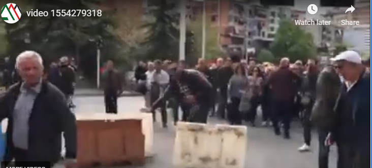 PROTESTA E OPOZITËS PA BASHËN/ Militantët e PD dhe LSI-s “SHAJNË” dhe godasin… (VIDEO)