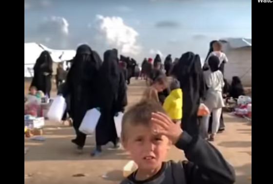 “HAXHI! OJ SARË! KU O SARA?”/ Pamje të trishta të fëmijëve shqiptarë brenda kampit famëkeq të Sirisë (VIDEO)