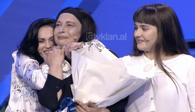HISTORIA PREKËSE/ Shoqja që u bë motër dhe e ndihmoi në luftën kundër kancerit (VIDEO)