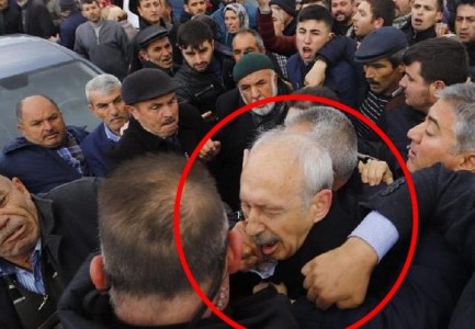 GJATË CERMONISË MORTORE/ Rrihet lideri i opozitës turke, grushte në mes…