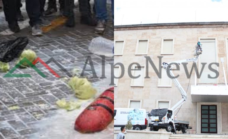 I HODHËN BOJË DHE URINUAN/ Kryeministria pastrohet sot, KRAHASIMI midis pamjeve