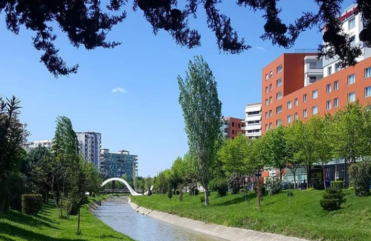 NUK JEMI NË GJERMANI/ Pamjet nga dy anët e “Lanës”, të gjelbëruara dhe “xixë” të pastra