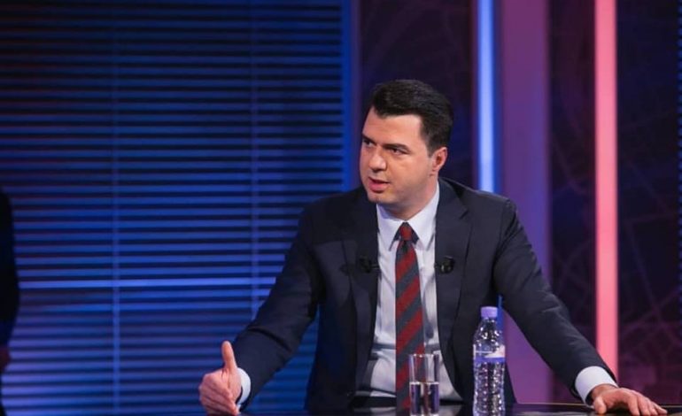 EPIKE/ Basha i fton mbështetësit ta ndjekin, komentuesit: Na vjen keq, ka Champions sot (FOTO)