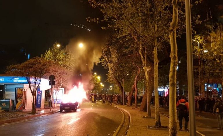 PROTESTA E OPOZITËS/ Disa të shoqëruar nga policia, ish-deputetët kërkojnë lirimin e tyre