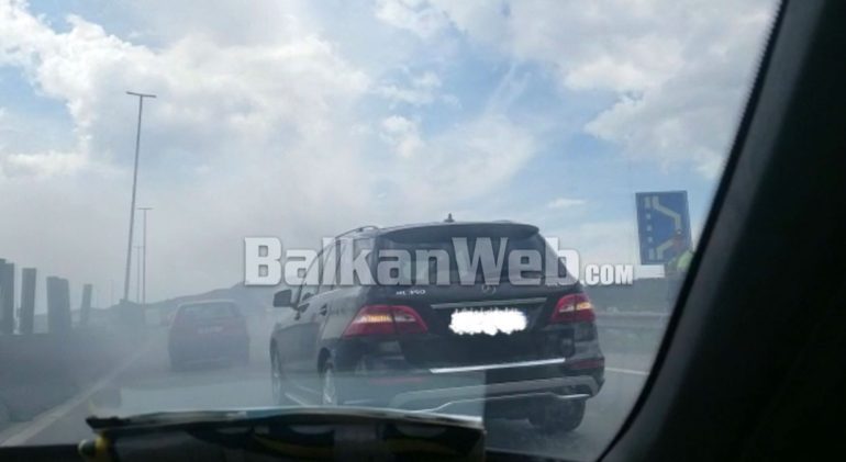 “TYM DHE FLAKË NË AUTOSTRADË”/ Një makinë PËRFSHIHET nga flakët (VIDEO)