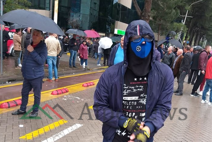 TË REJAT NGA PROTESTA E OPOZITËS/ Nisin provokomiet, i maskuari mban… (FOTO)