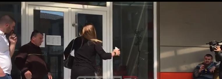 NDODH NË SHKODËR/ Ja si studentja thyen me gurë xhamat e dyerve të godinës së re (VIDEO)