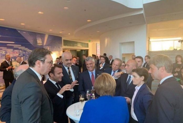 SAMITI/ Kryeministri RAMA, Thaçi e Haradinaj në tavolinë me liderët e Serbisë