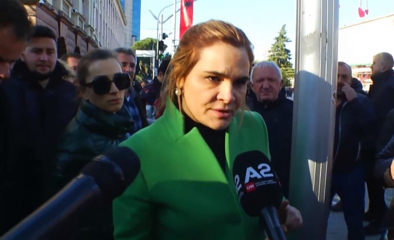 PROTESTA/ Kryemadhit nuk i del “INATI” me ndërkombëtarët: Ata vijnë dhe ikin. Shqipëria është…