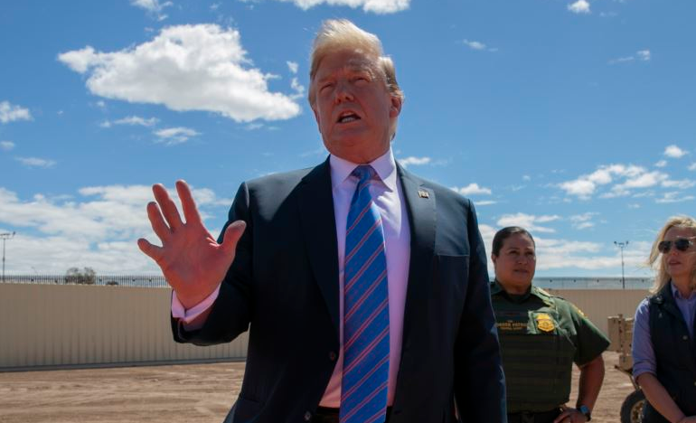 NUK TËRHIQET NDAJ VENDOSJES…/ Presidenti Trump në kufi: Sistemi i emigracionit nuk mban më